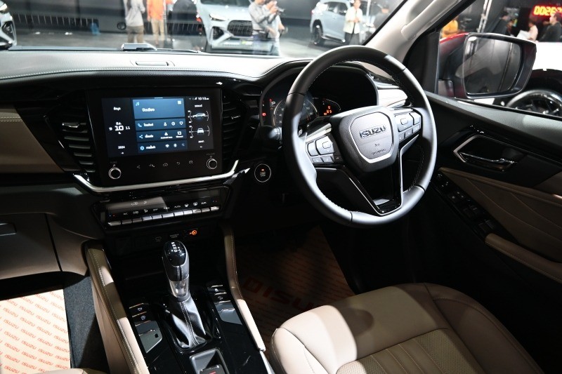 Isuzu mu-X 2025 lần đầu lộ diện tại Việt Nam: Kích thước mâm mới, có ít nhất ba phiên bản