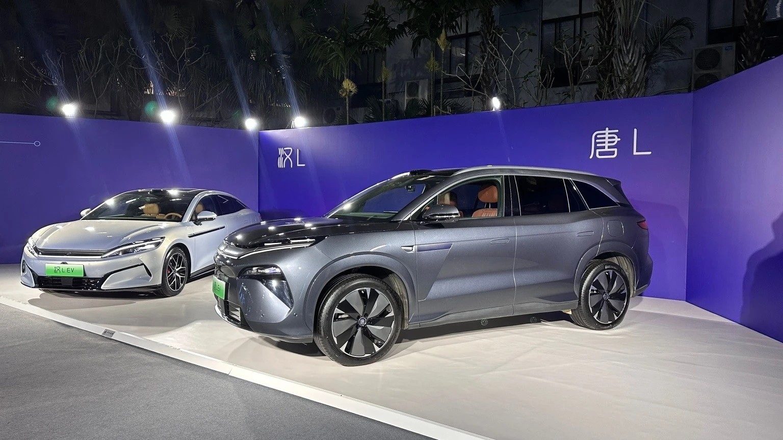 BYD ra mắt trạm sạc siêu nhanh, 5 phút đi được 400 km