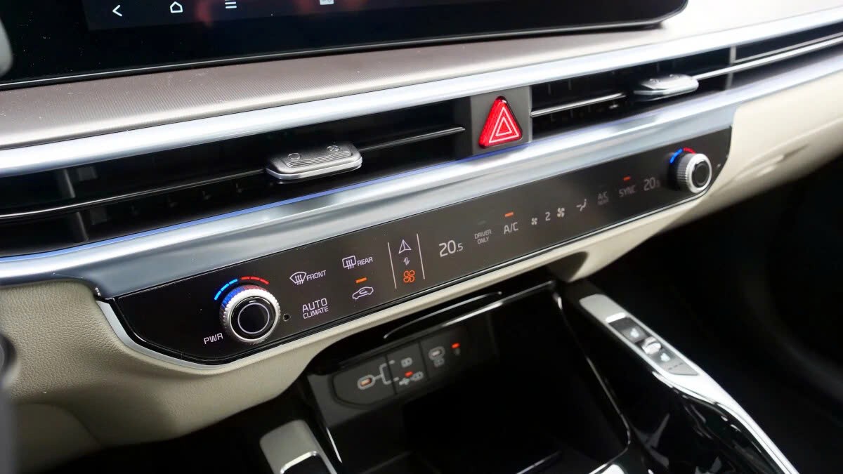 Kia Sorento 2025 nhận cọc tại đại lý, sắp ra mắt Việt Nam?