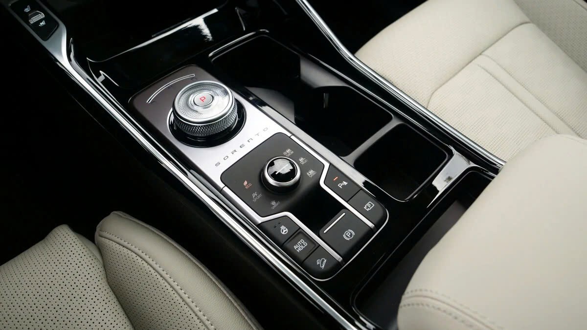 Kia Sorento 2025 nhận cọc tại đại lý, sắp ra mắt Việt Nam?