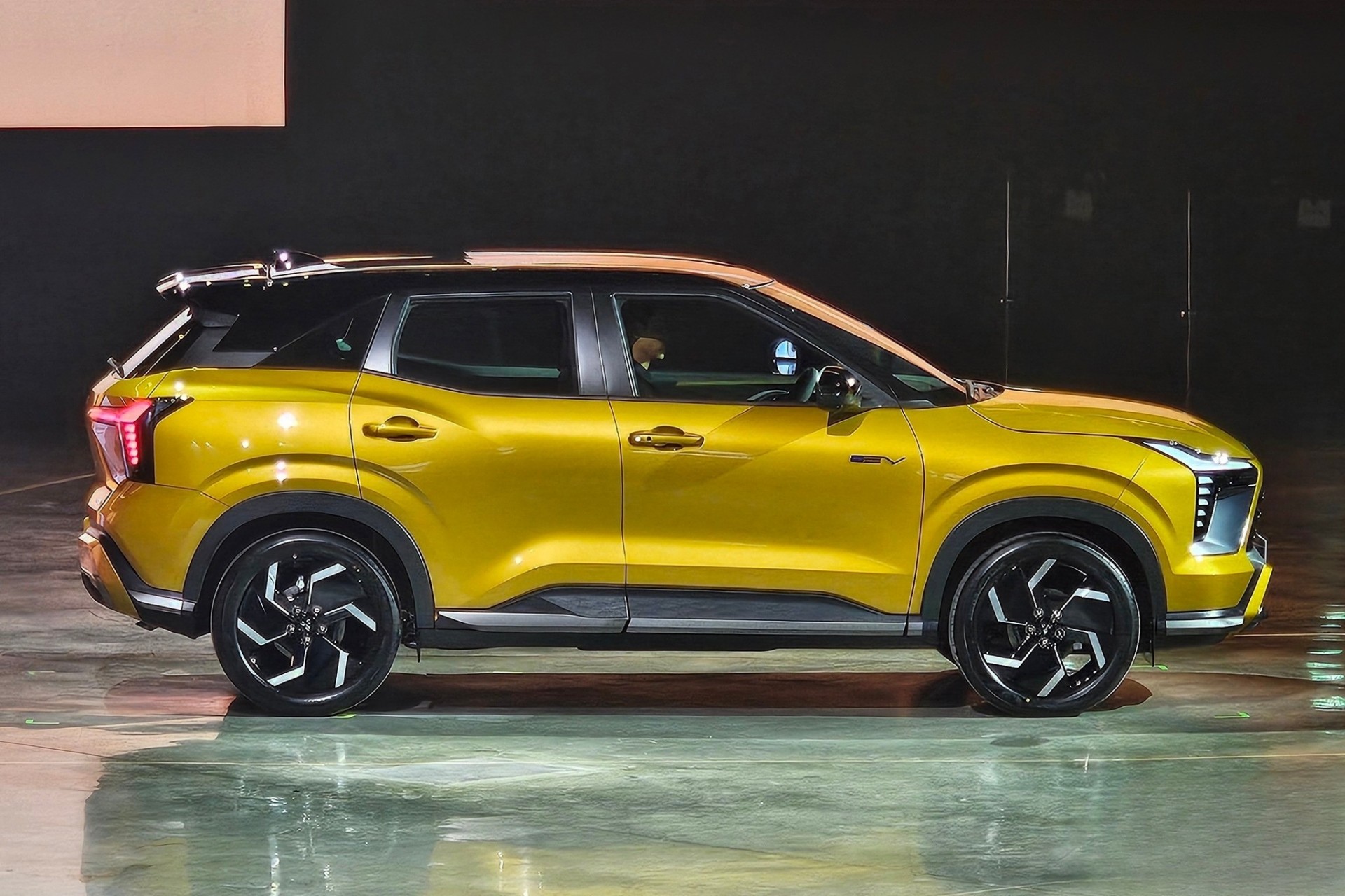 Khách hàng Thái chê Mitsubishi Xforce HEV giá đắt, quay xe ủng hộ Toyota Yaris Cross
