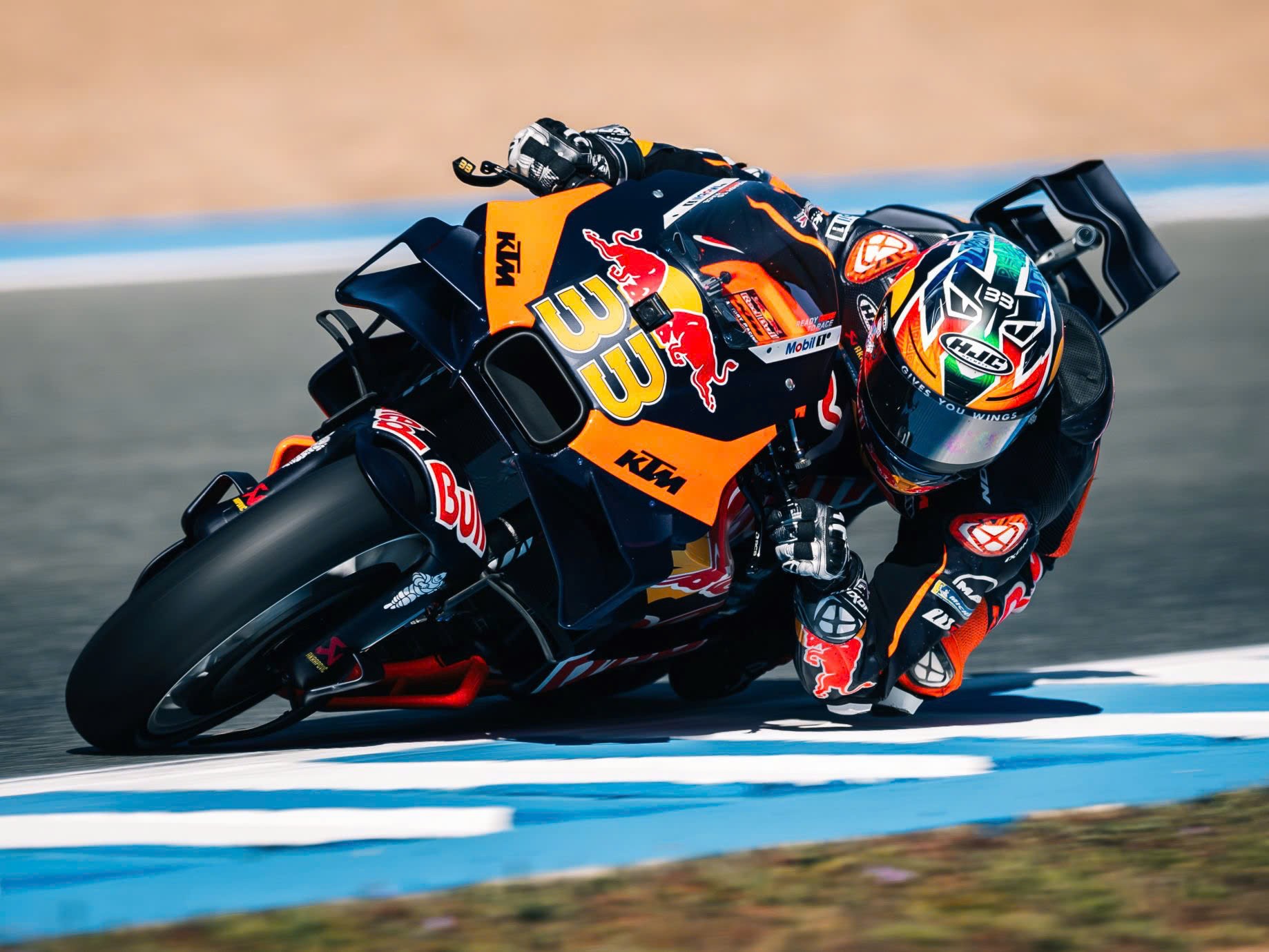 Tại sao có vết sẹo dài trên cẳng tay các tay đua Moto GP?