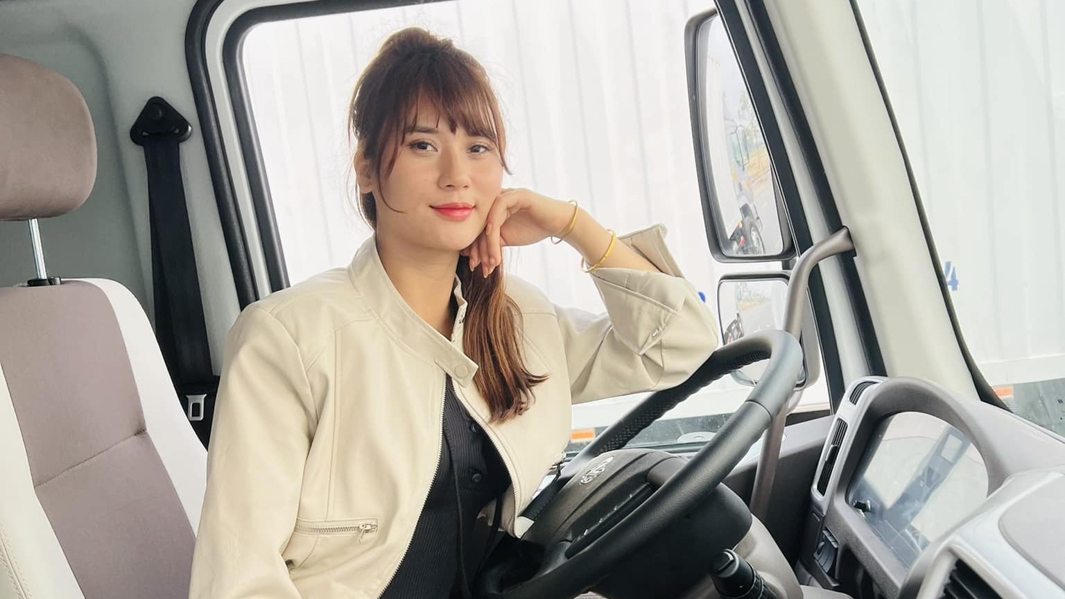 Nữ tài xế xe tải Tuyên Quang xinh đẹp, Tiktoker nổi tiếng và đam mê lái xe 30 tấn