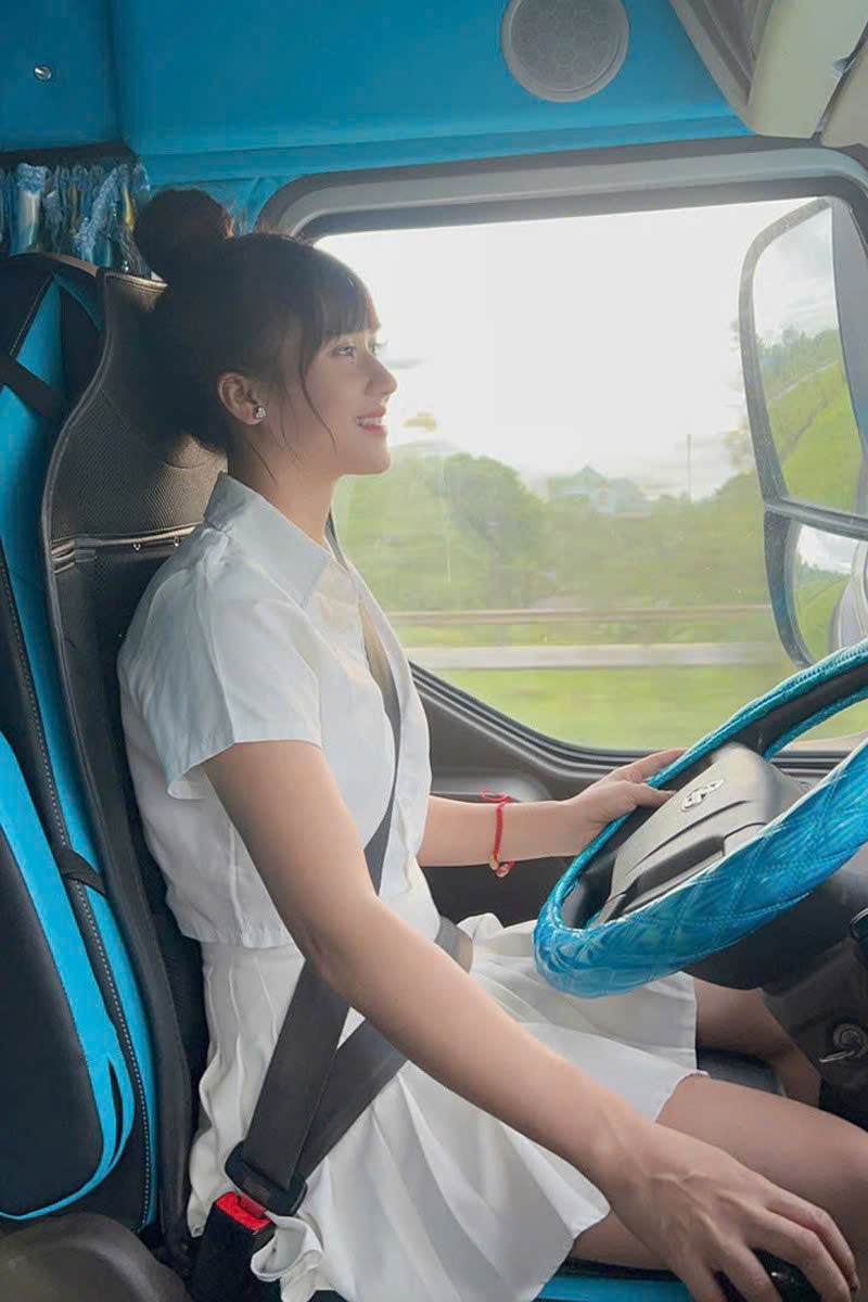Cô gái Tuyên Quang xinh đẹp, Tiktoker nổi tiếng và đam mê lái xe tải 30 tấn