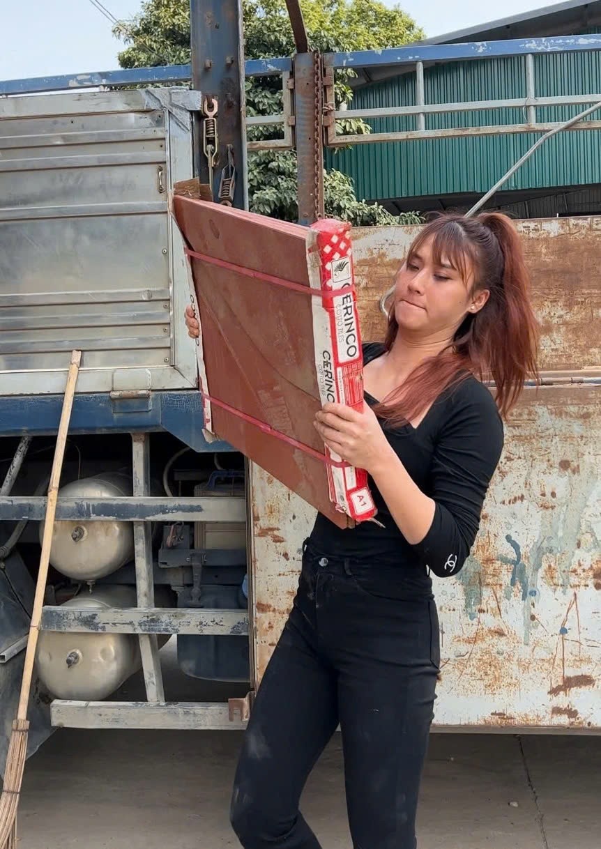 Nữ tài xế xe tải Tuyên Quang xinh đẹp, Tiktoker nổi tiếng và đam mê lái xe 30 tấn