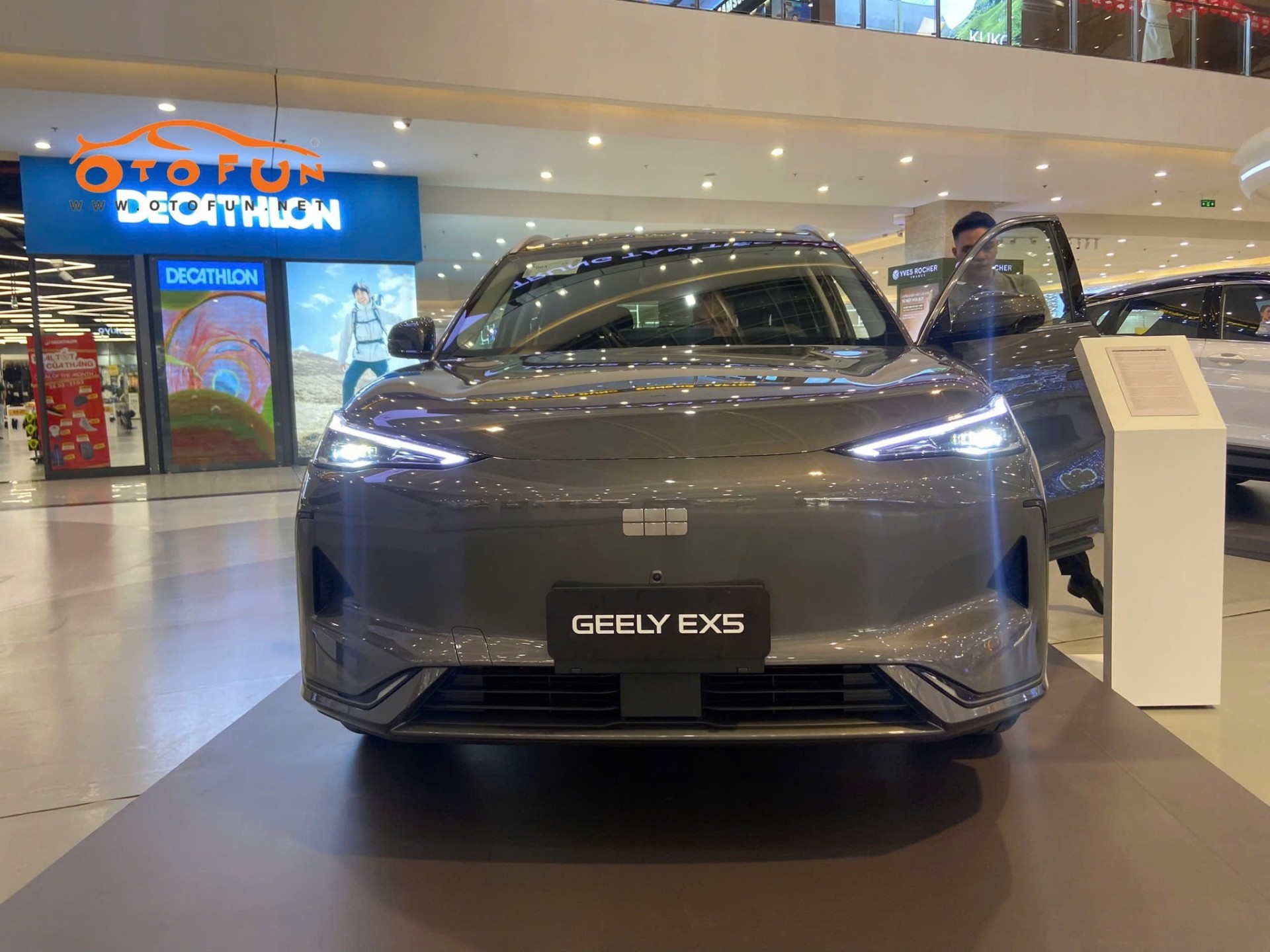 Cận cảnh xe điện Geely EX5: Thiết kế đẹp mắt, đối thủ đáng gờm của VinFast VF6