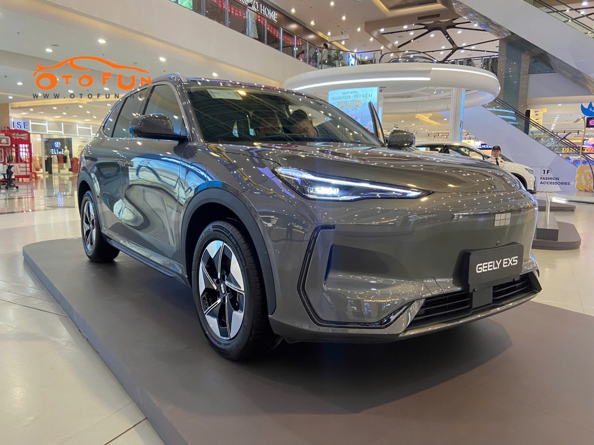 Cận cảnh xe điện Geely EX5: Thiết kế đẹp mắt, đối thủ đáng gờm của VinFast VF6