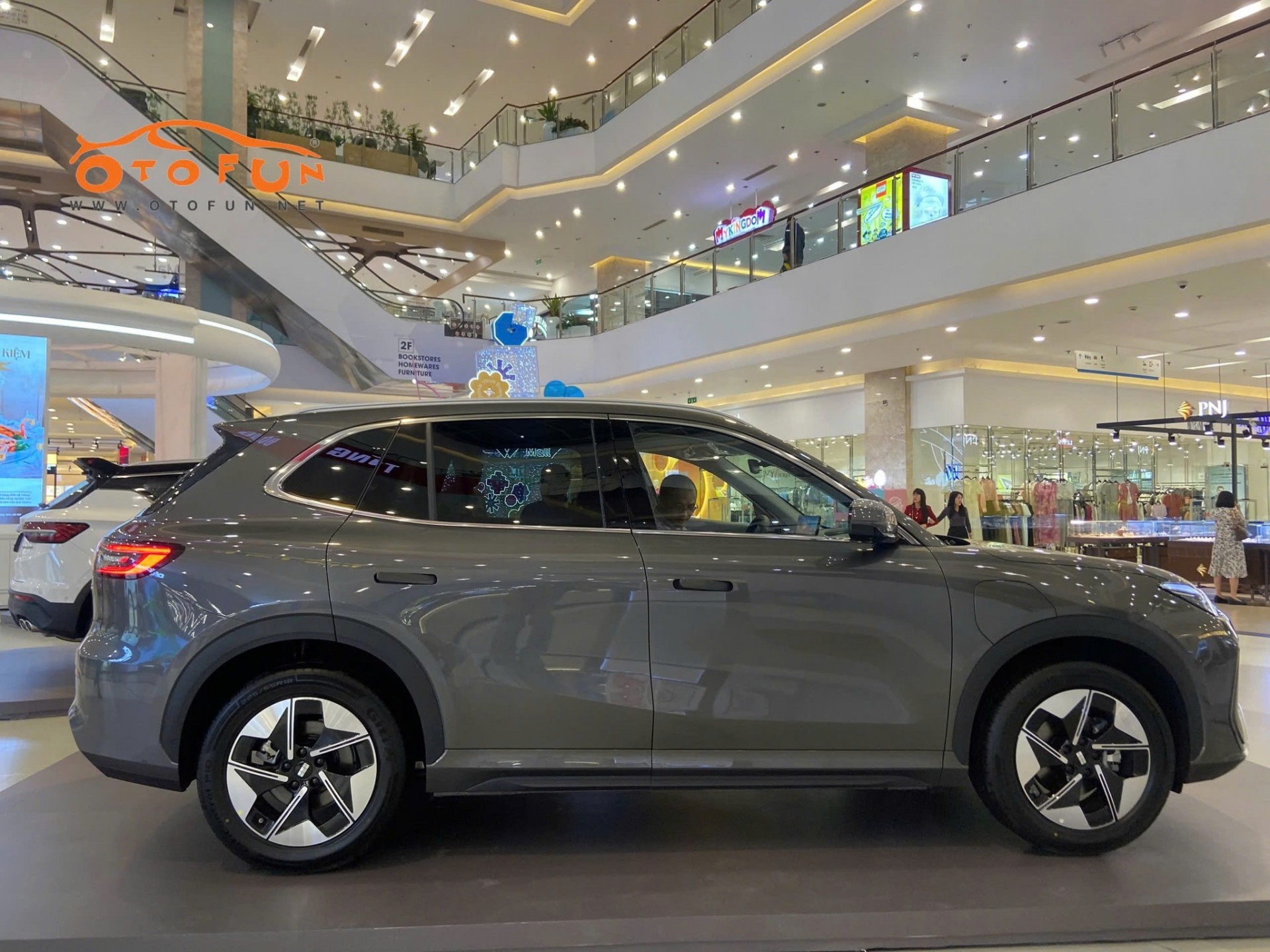 Cận cảnh xe điện Geely EX5: Thiết kế đẹp mắt, đối thủ đáng gờm của VinFast VF6