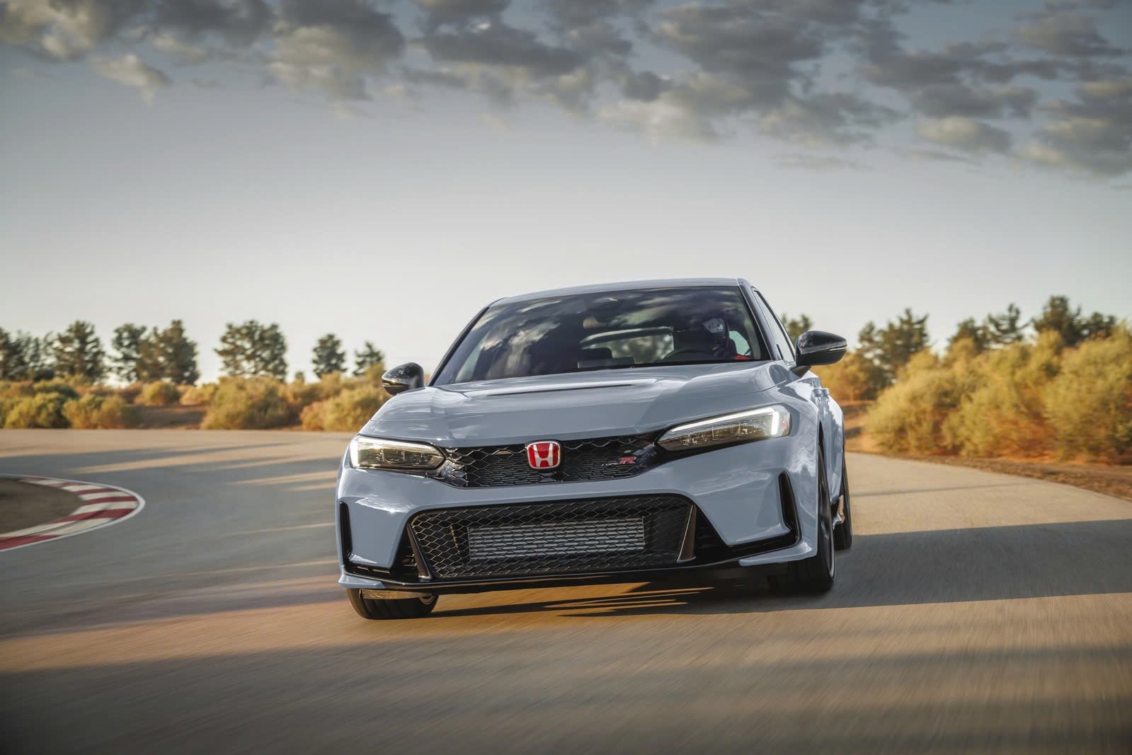 Honda Civic Type R tăng giá bán hơn 600 triệu tại Việt Nam