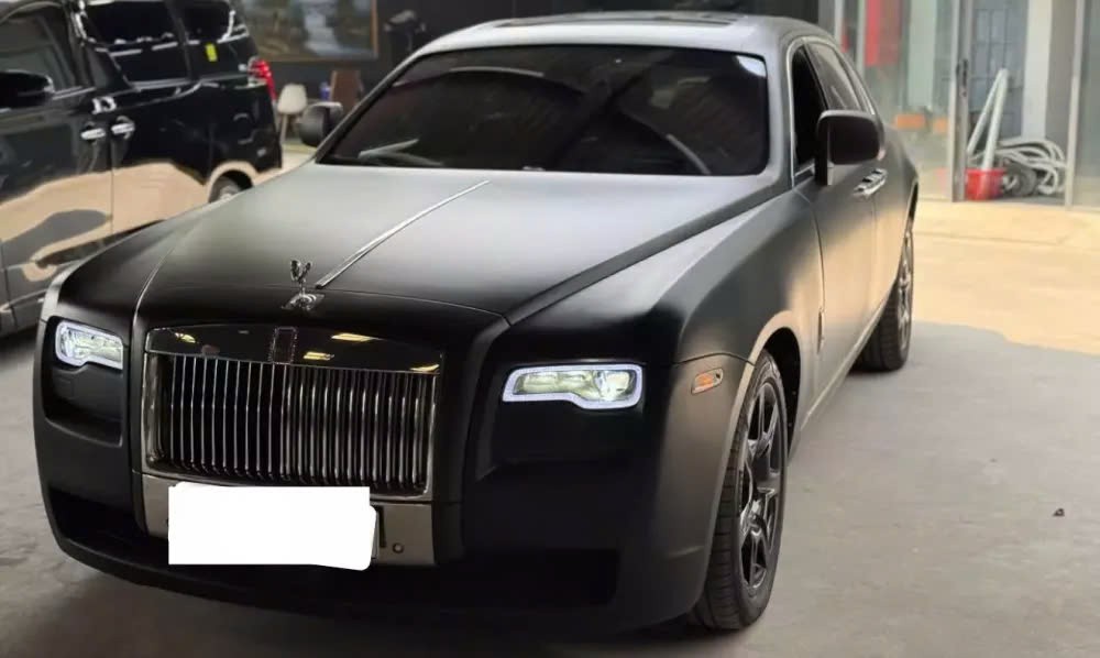 'Nữ hoàng nội y' Ngọc Trinh bán xe siêu sang Rolls-Royce Ghost đời cũ