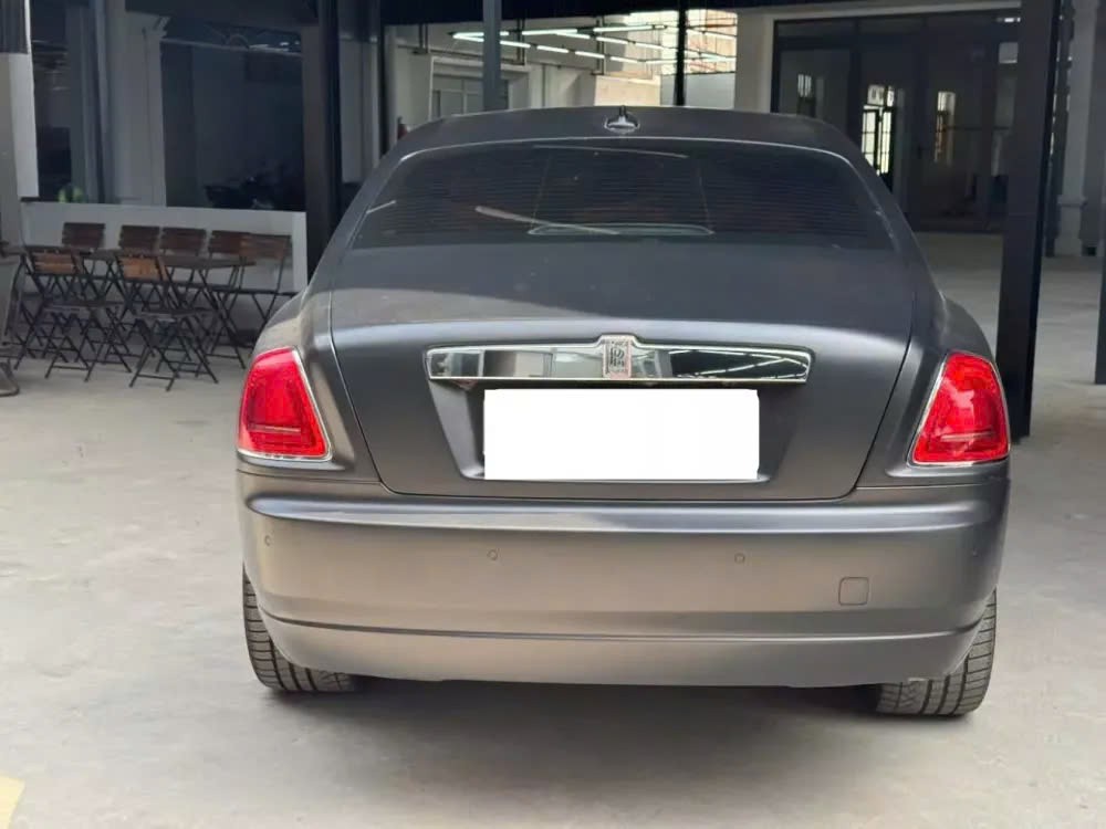 'Nữ hoàng nội y' Ngọc Trinh bán xe siêu sang Rolls-Royce Ghost đời cũ