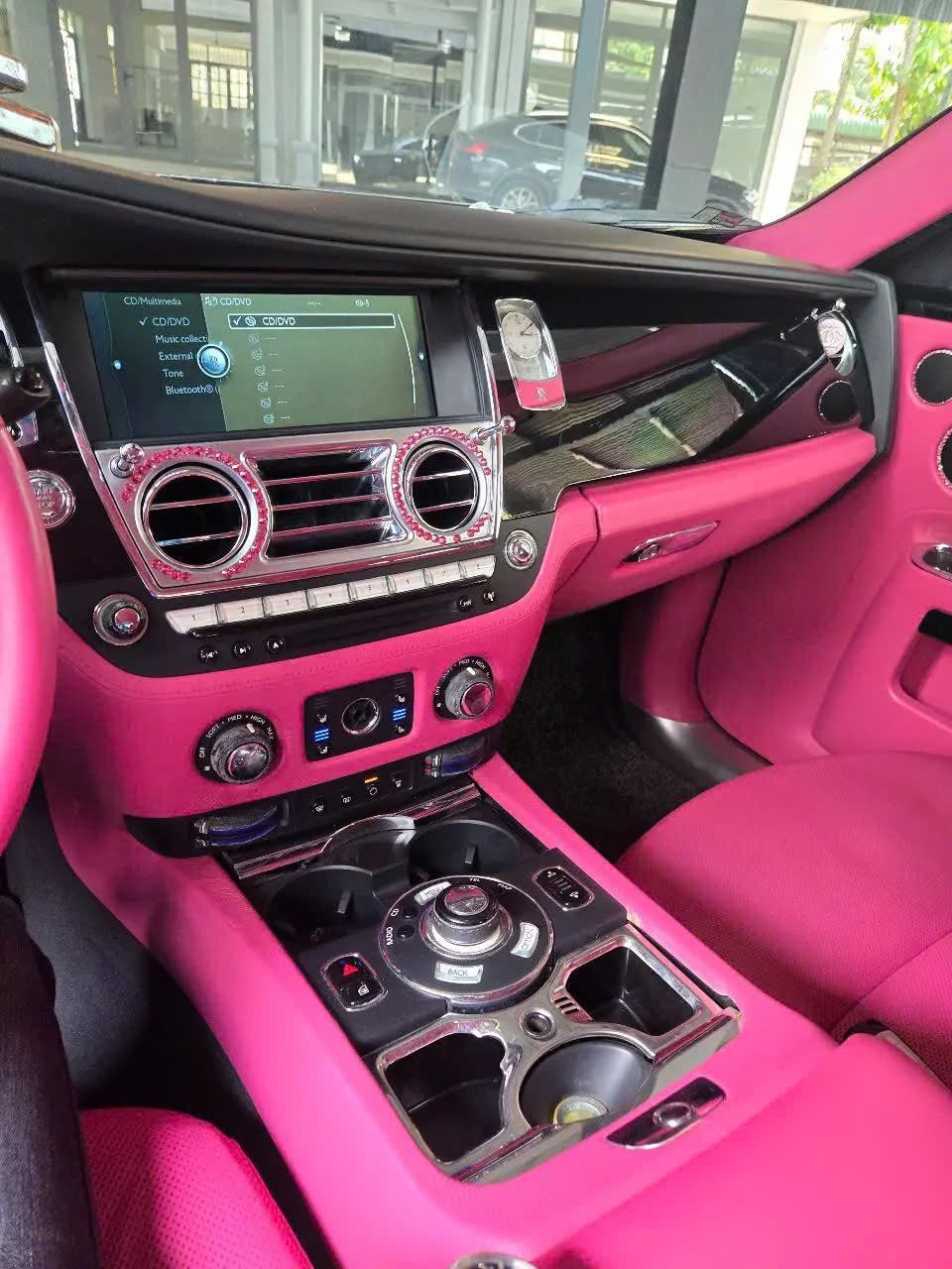 'Nữ hoàng nội y' Ngọc Trinh bán xe siêu sang Rolls-Royce Ghost đời cũ