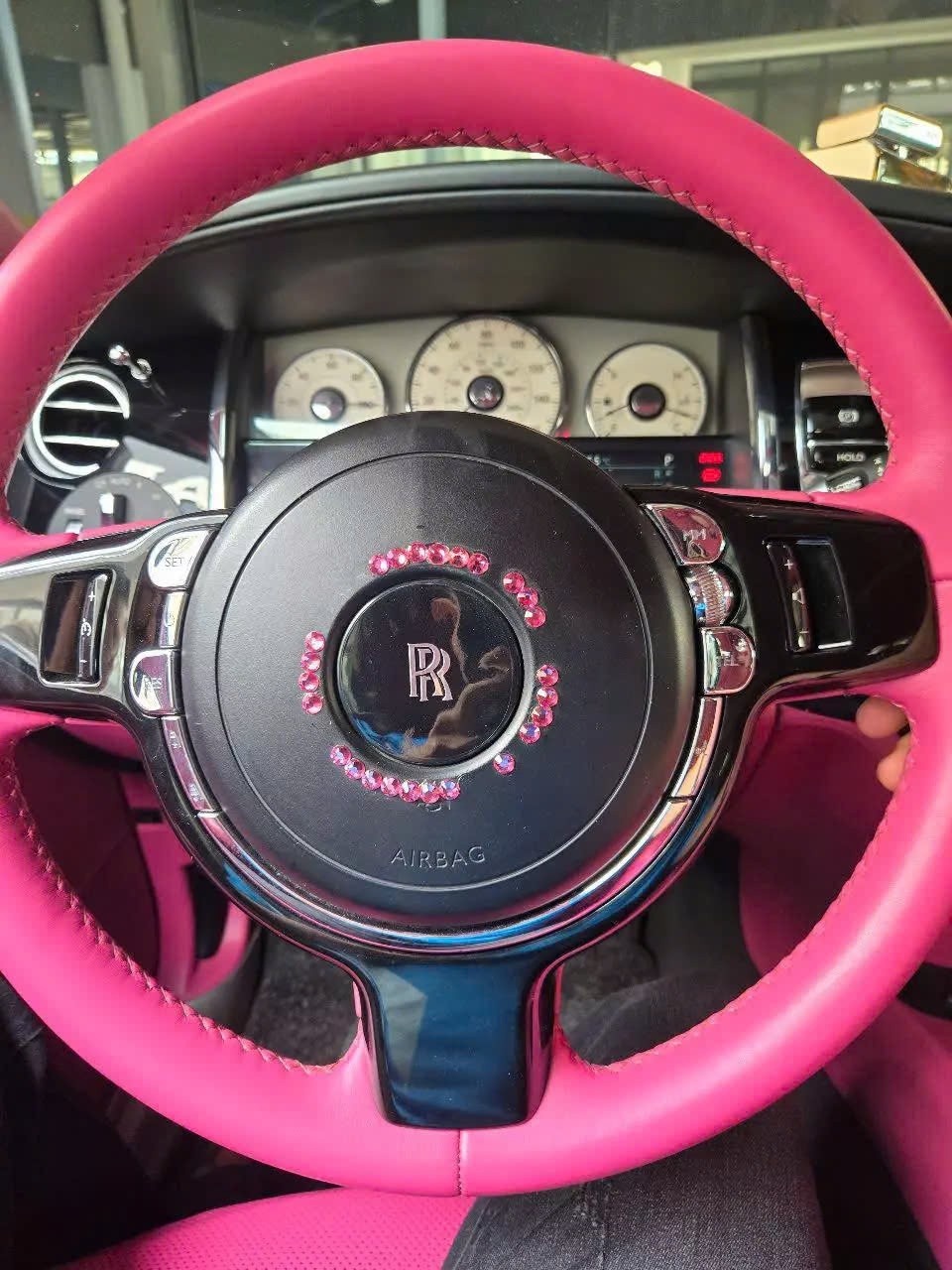 'Nữ hoàng nội y' Ngọc Trinh bán xe siêu sang Rolls-Royce Ghost đời cũ