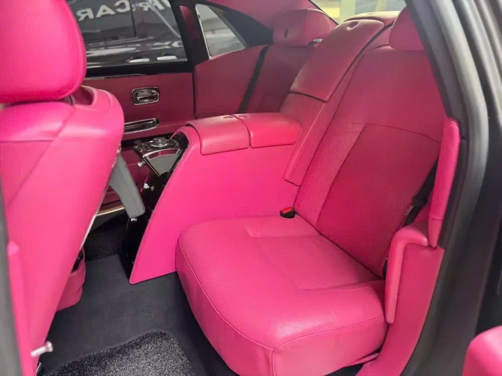 'Nữ hoàng nội y' Ngọc Trinh bán xe siêu sang Rolls-Royce Ghost đời cũ