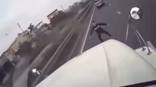 Người đàn ông nhảy ra trước đầu xe container tự tử nhưng bất thành