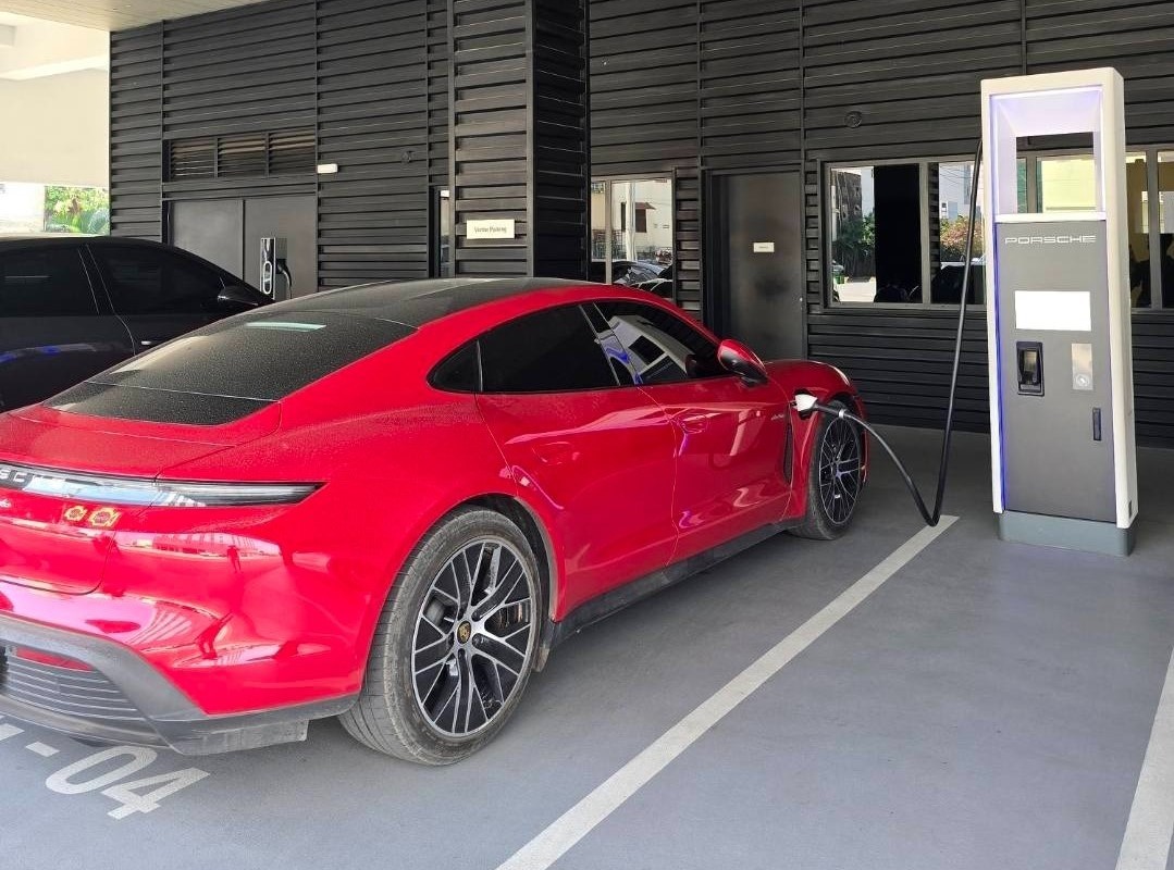 OFer đánh giá Porsche Taycan điện sau 20.000 km: Vận hành êm ái, nhưng hàng ghế sau không thoải mái
