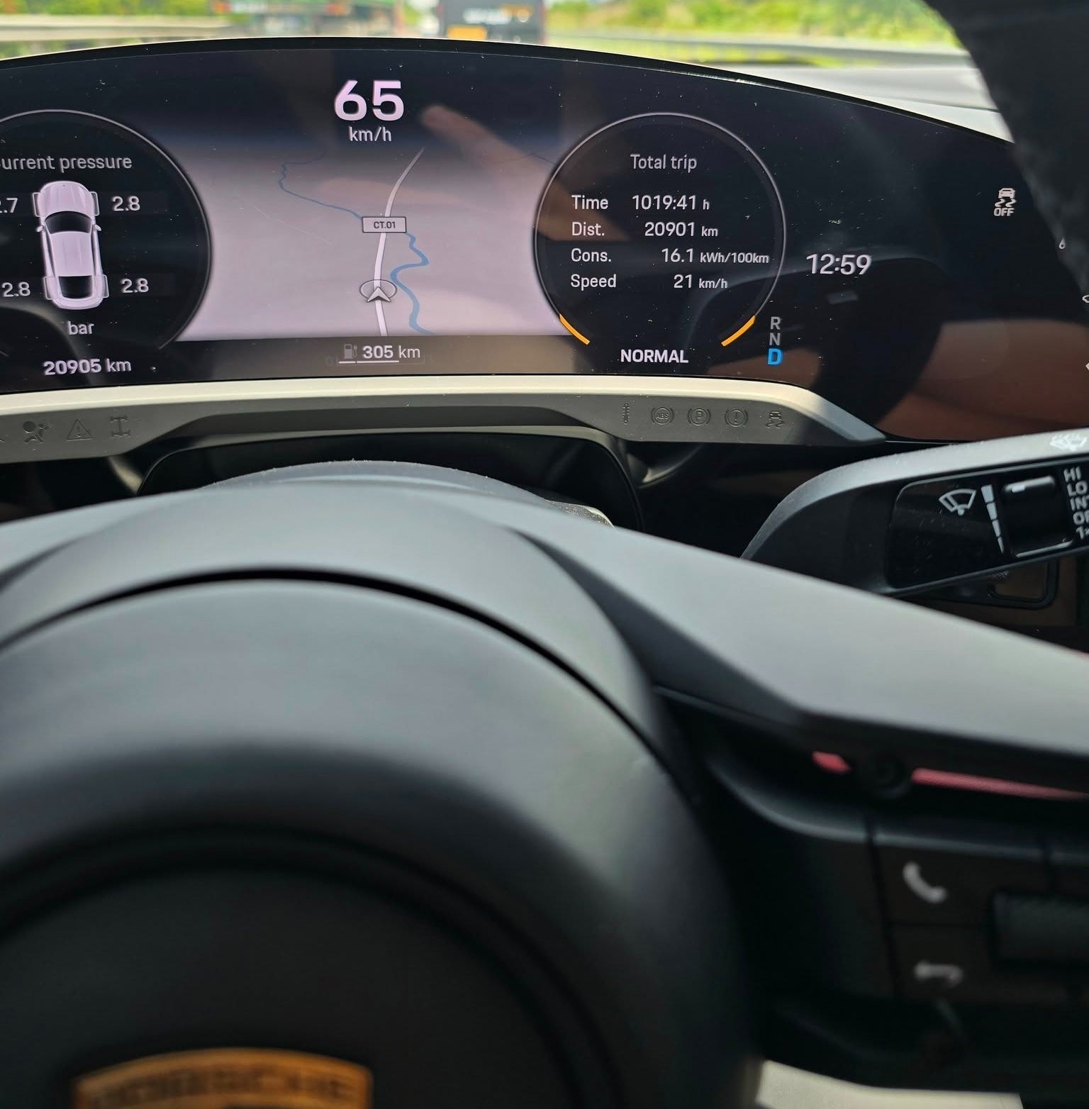OFer đánh giá Porsche Taycan điện sau 20.000 km: Vận hành êm ái, nhưng hàng ghế sau không thoải mái