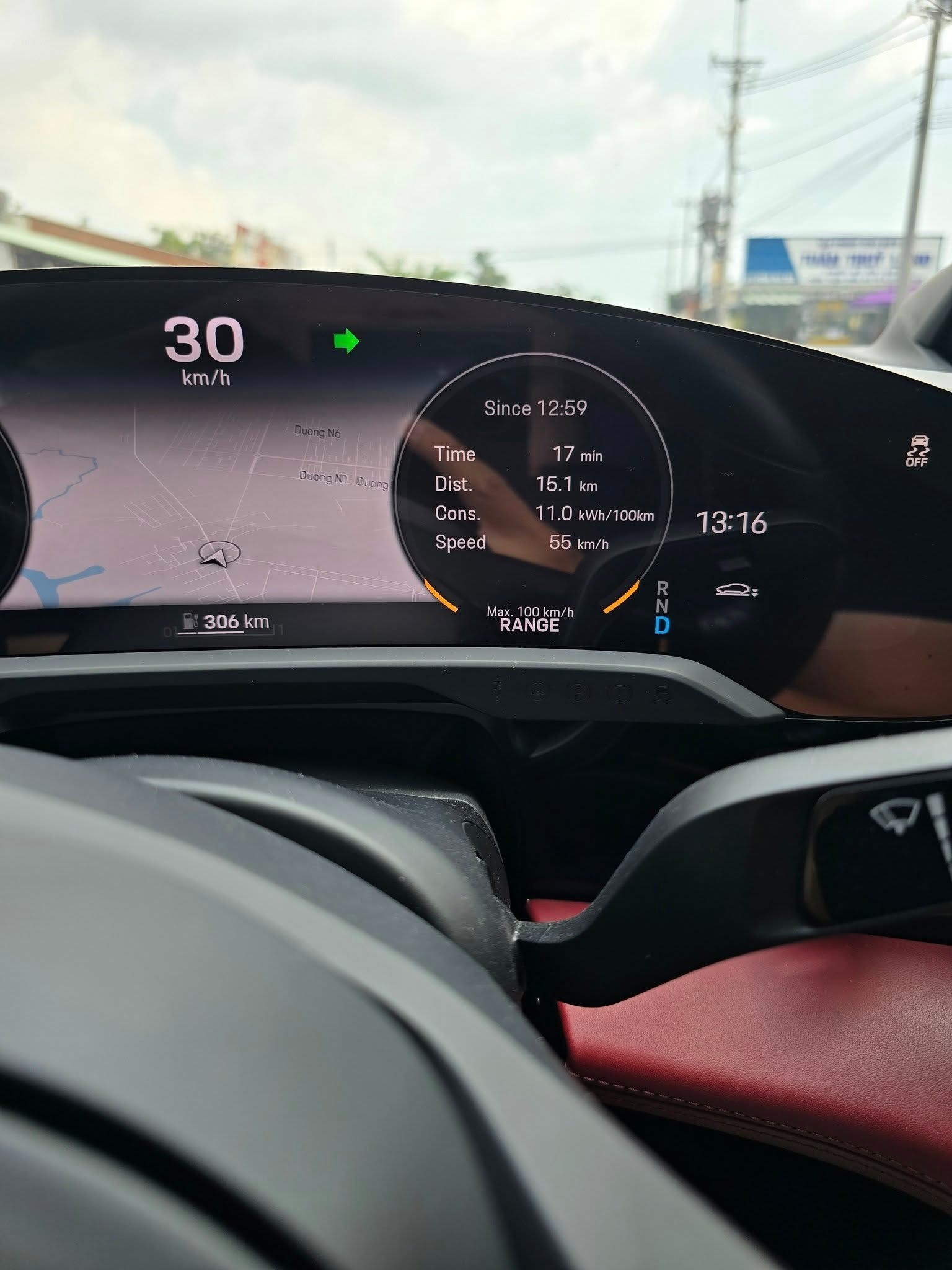 OFer đánh giá Porsche Taycan điện sau 20.000 km: Vận hành êm ái, nhưng hàng ghế sau không thoải mái