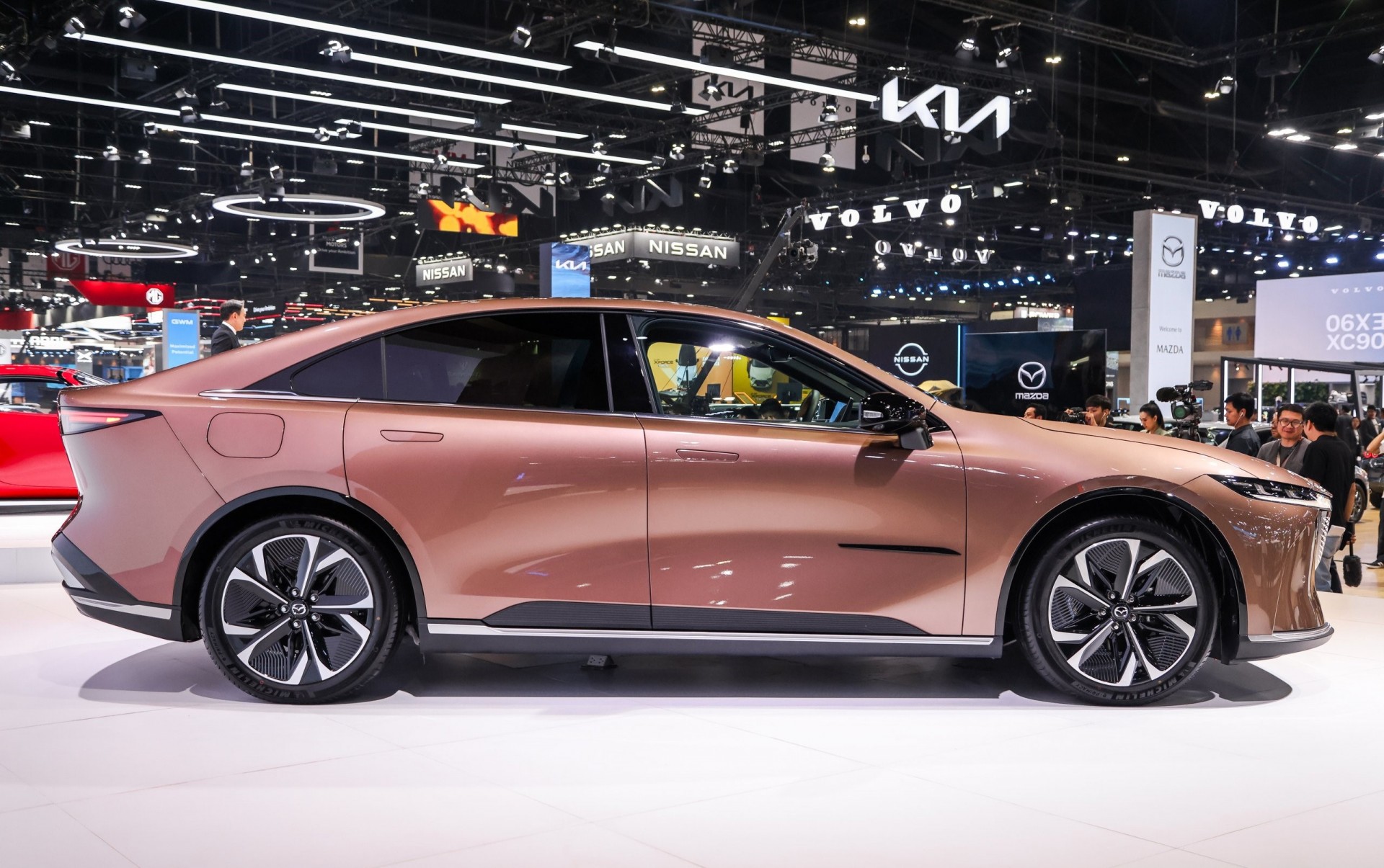 Mazda 6e sedan điện đẹp mắt với tầm hoạt động 552 Km