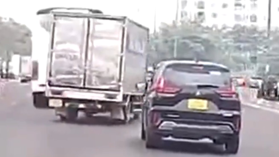 Xe tải tạt đầu nhiều xe, đánh võng qua ba làn đường cực kỳ nguy hiểm