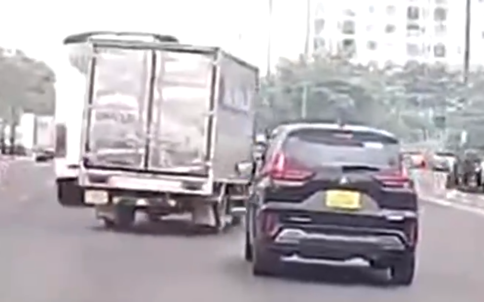 Xe tải tạt đầu nhiều xe, đánh võng qua ba làn đường cực kỳ nguy hiểm