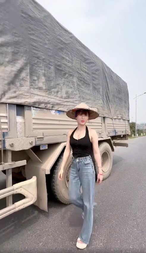 Nữ tài xế xe tải Tuyên Quang xinh đẹp, Tiktoker nổi tiếng và đam mê lái xe 30 tấn