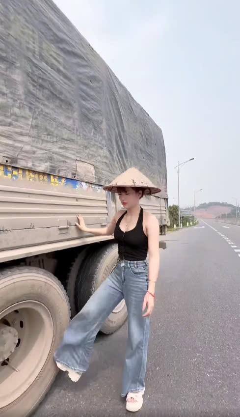 Nữ tài xế xe tải Tuyên Quang xinh đẹp, Tiktoker nổi tiếng và đam mê lái xe 30 tấn