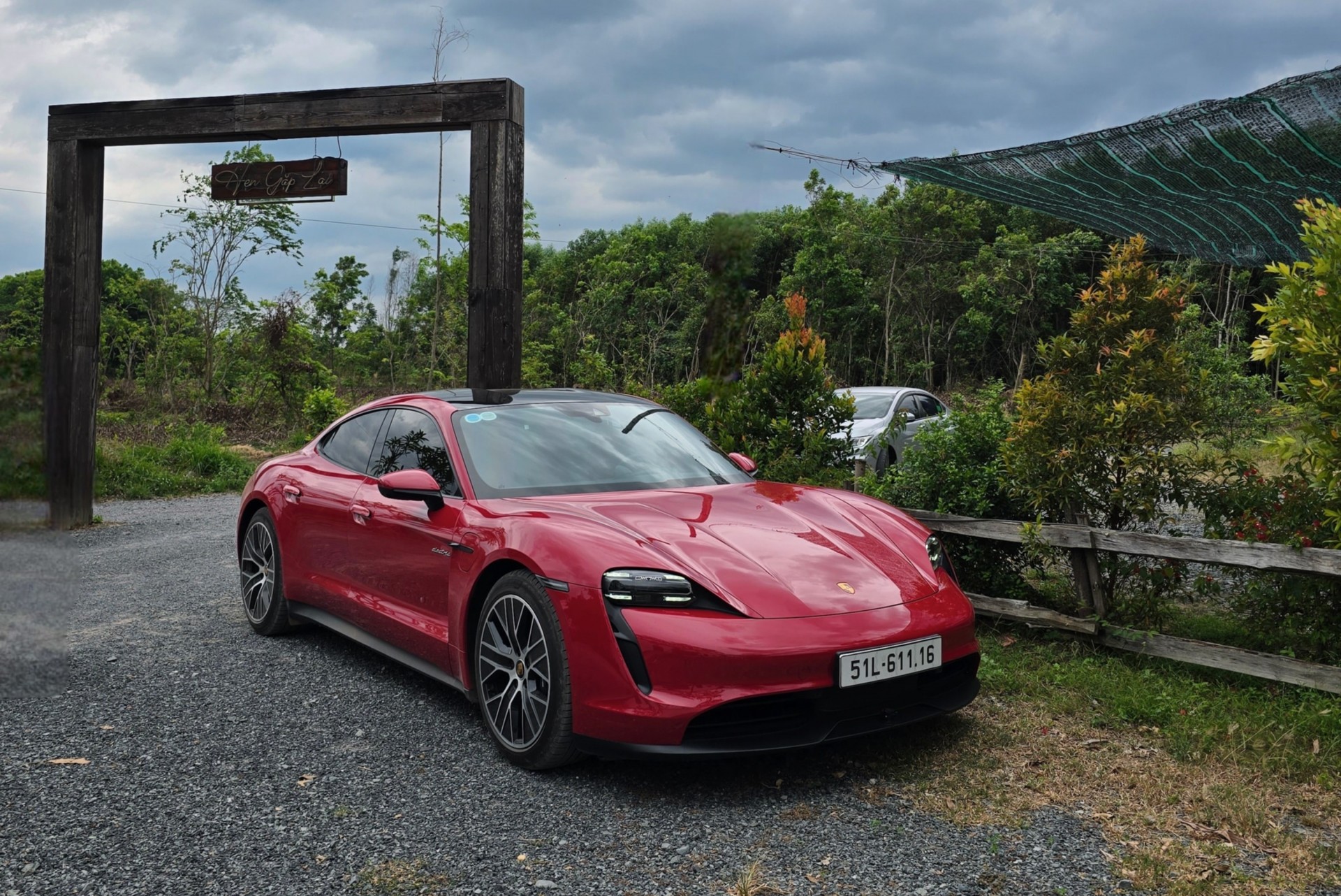 OFer đánh giá Porsche Taycan điện sau 20.000 km: Vận hành êm ái, nhưng hàng ghế sau không thoải mái