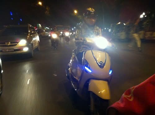 Đèn pha, đèn cốt xe máy không sáng nguyên nhân do đâu?
