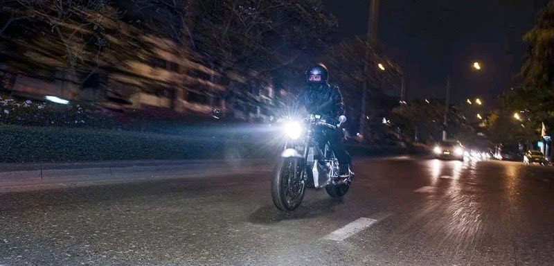 Đèn xe máy rất quan trọng khi lưu thông.
