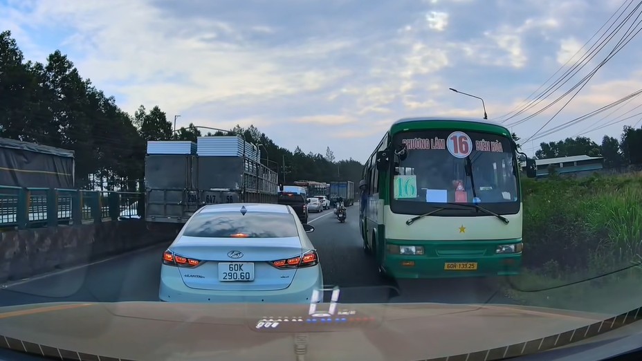 Xe buýt đi ngược chiều tại Đồng Nai, tình huống nguy hiểm khôn lường