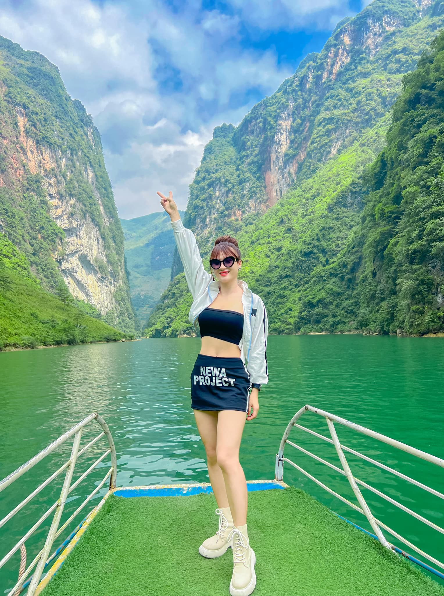 Cô gái Tuyên Quang xinh đẹp, Tiktoker nổi tiếng và đam mê lái xe tải 30 tấn