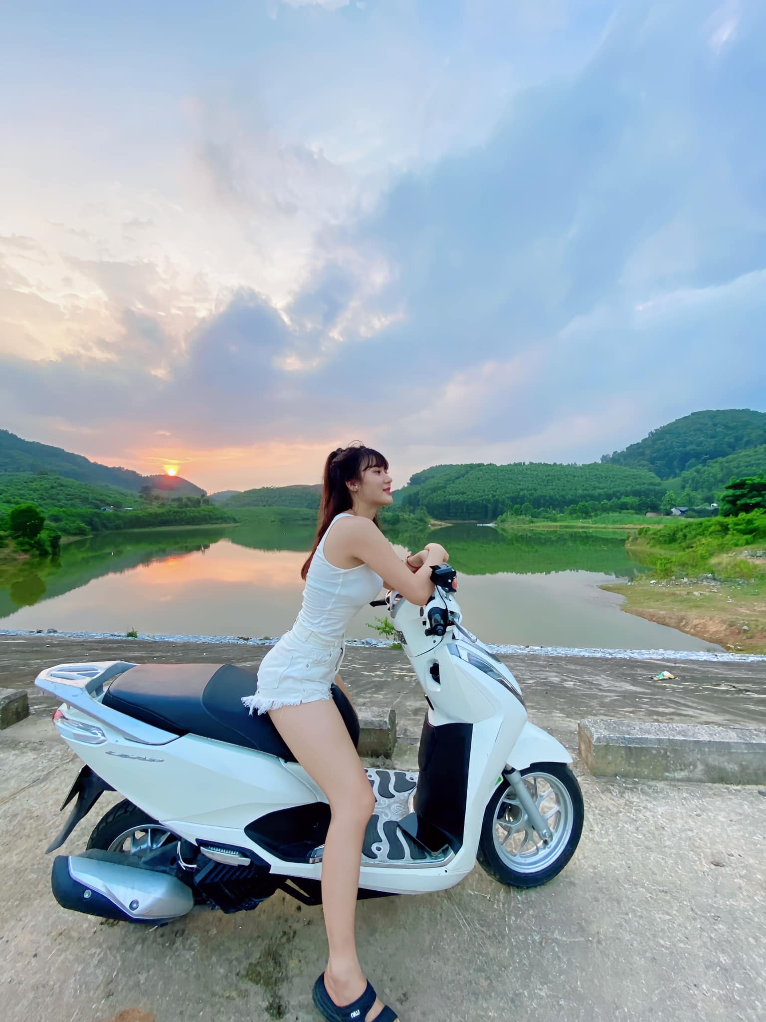 Cô gái Tuyên Quang xinh đẹp, Tiktoker nổi tiếng và đam mê lái xe tải 30 tấn