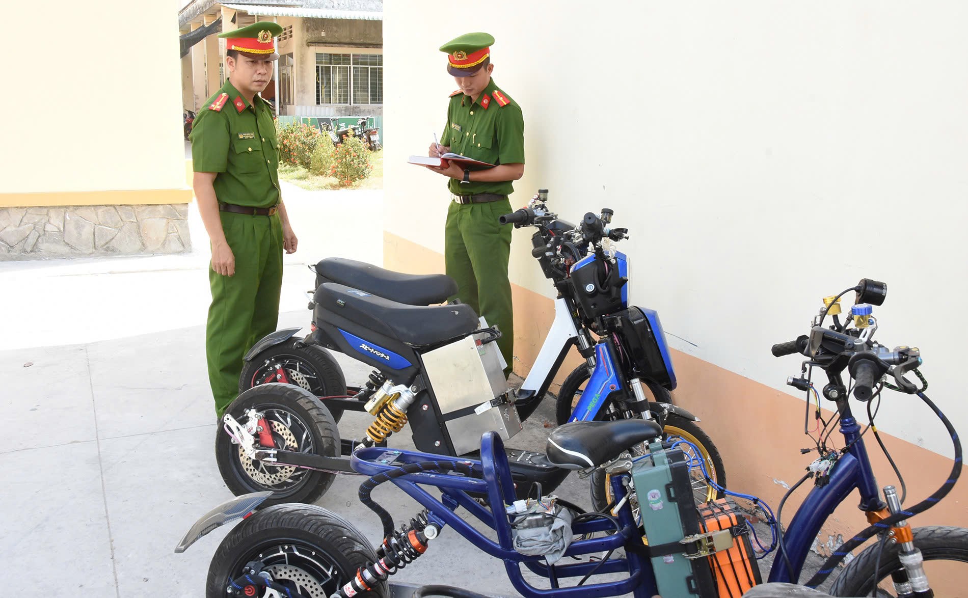 Thiếu niên độ xe đạp điện lên gần 100 km/h nói gì tại trụ sở công an?