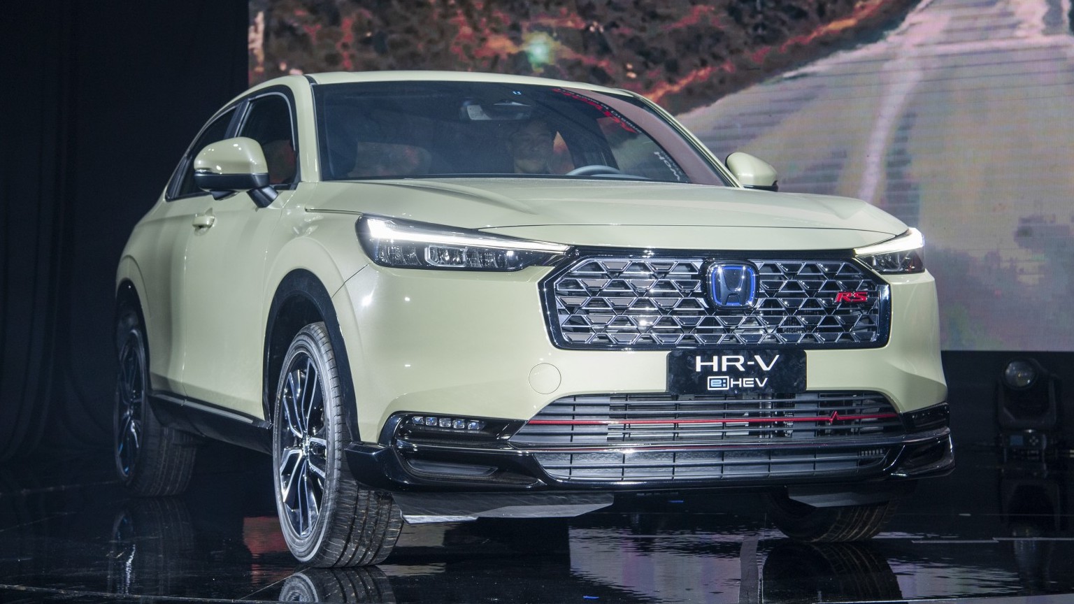 Honda HR-V hybrid trình làng cùng hai mẫu xe máy điện Icon e:, CUV - e: