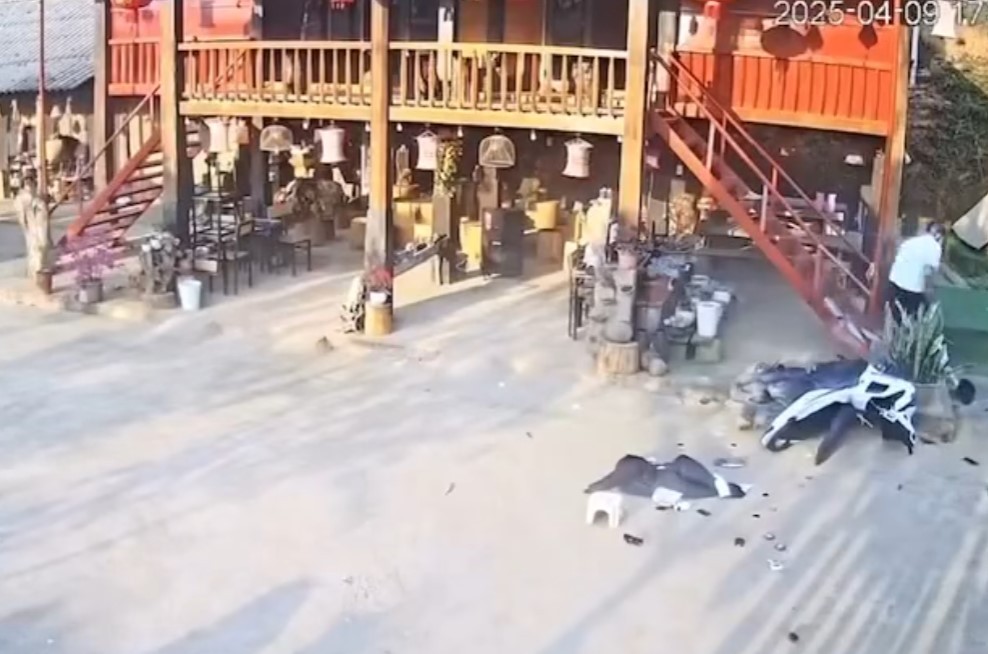 Kinh hoàng khoảnh khắc xe máy mất phanh khi lao dốc tại Tà Xùa xe máy mất phanh Sơn La