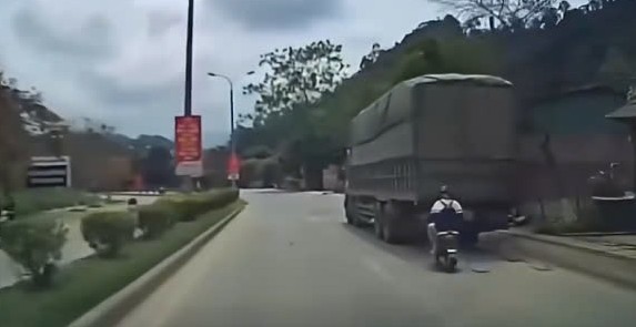 'Dán mắt' vào điện thoại, nam sinh vỡ xương hàm do tông thẳng xe đạp điện vào đuôi xe tải