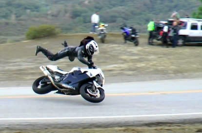 Hiện tượng lắc tay lái trong đua xe mô tô, khắc phục như thế nào?