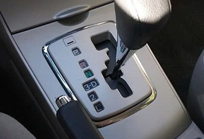 Dừng đèn đỏ để số P hay N? Lựa chọn sai có thể hỏng hộp số!