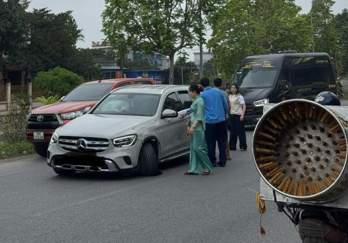 Vượt lấn làn ngược chiều, xe tập lái 'đốn' gãy càng chữ A xe Mercedes - Benz GLC