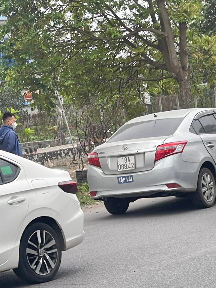 Vượt lấn làn ngược chiều, xe tập lái 'đốn' gãy càng chữ A xe Mercedes - Benz GLC