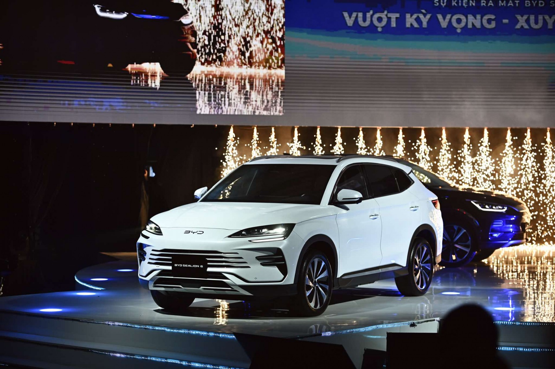 BYD Sealion 6 ra mắt khách Việt, giá từ