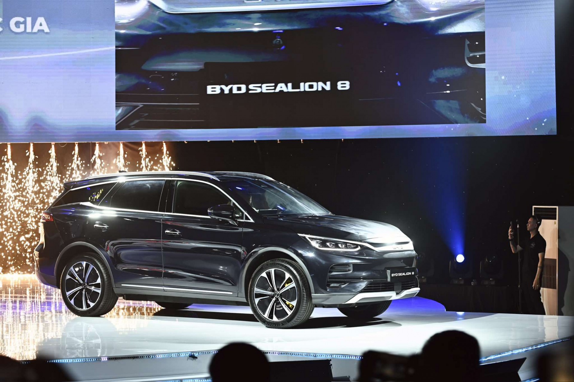 BYD Sealion 6 ra mắt khách Việt, giá từ