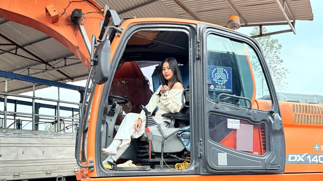 Cô gái lái máy xúc kiêm lái xe tải ở Bắc Giang phá vỡ định kiến nghề tài xế