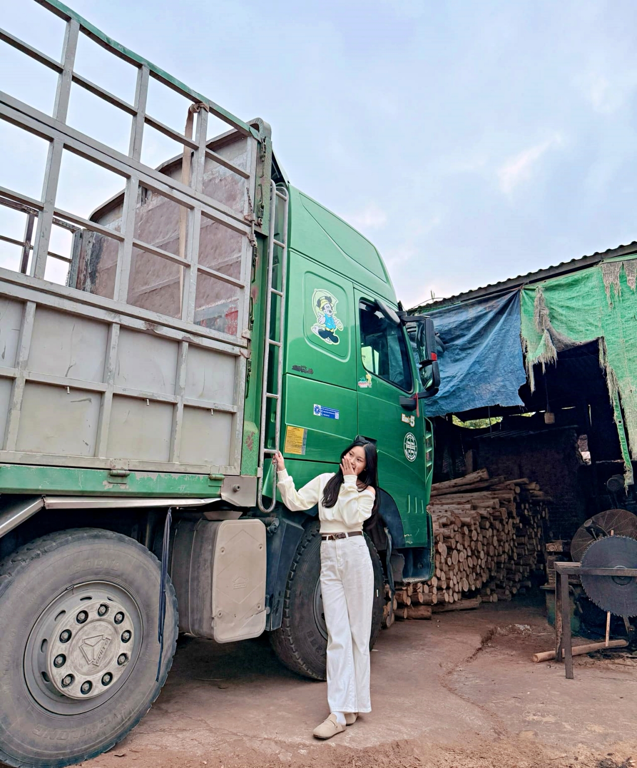 Cô gái lái máy xúc kiêm lái xe tải ở Bắc Giang phá vỡ định kiến nghề tài xế