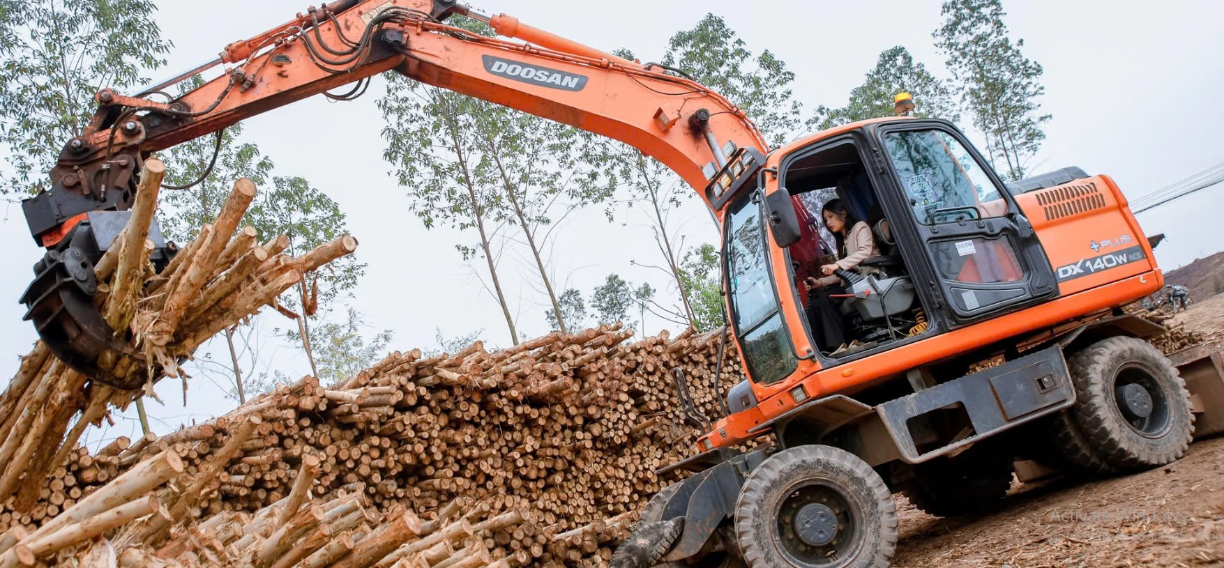 'Cân' cả máy xúc, xe tải, cô gái Bắc Giang phá vỡ định kiến nghề tài xế