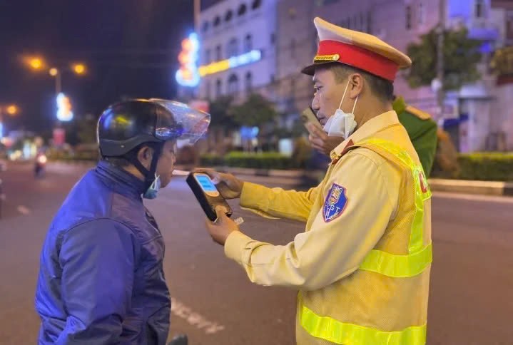 Uống rượu sau bao lâu thì hết nồng độ cồn?