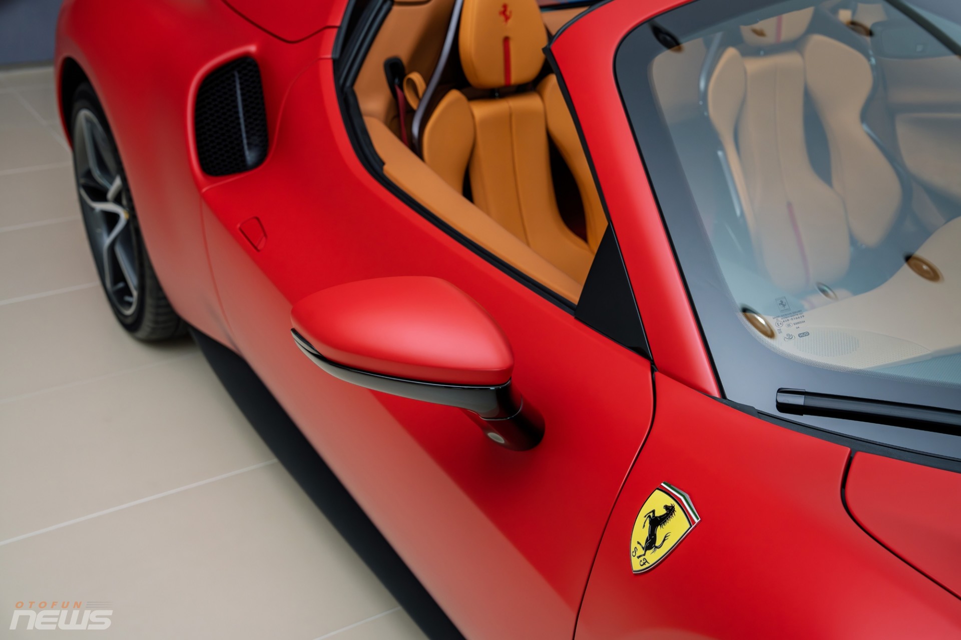 Chiếc 296 GTS sở hữu màu sơn Rosso F1-75 Opaco – sắc đỏ nhám từng xuất hiện trên xe F1 của Ferrari mùa 2022. Dọc thân xe là đường sọc xanh Blu Corsa đầy thể thao và tốc độ. 