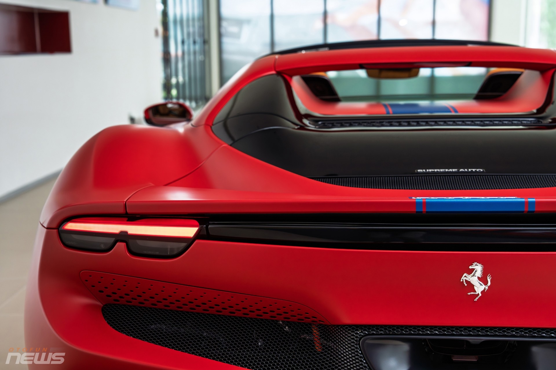 Ferrari 296 GTS được trang bị đèn chiếu sáng và đèn hậu LED, cụm ống xả đặt ở trên và chính giữa cản sau.