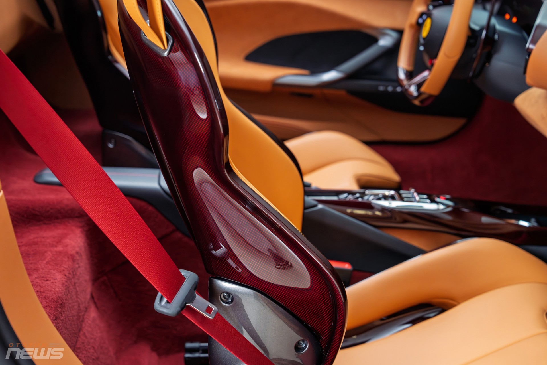 Toàn bộ chi tiết carbon trong nội thất được nhuộm đỏ – một tùy chọn cá nhân hóa đắt giá và rất hiếm gặp. Thêm vào đó là dây an toàn đỏ, màn hình ghế phụ và bảng tên riêng khắc giữa hai ghế.